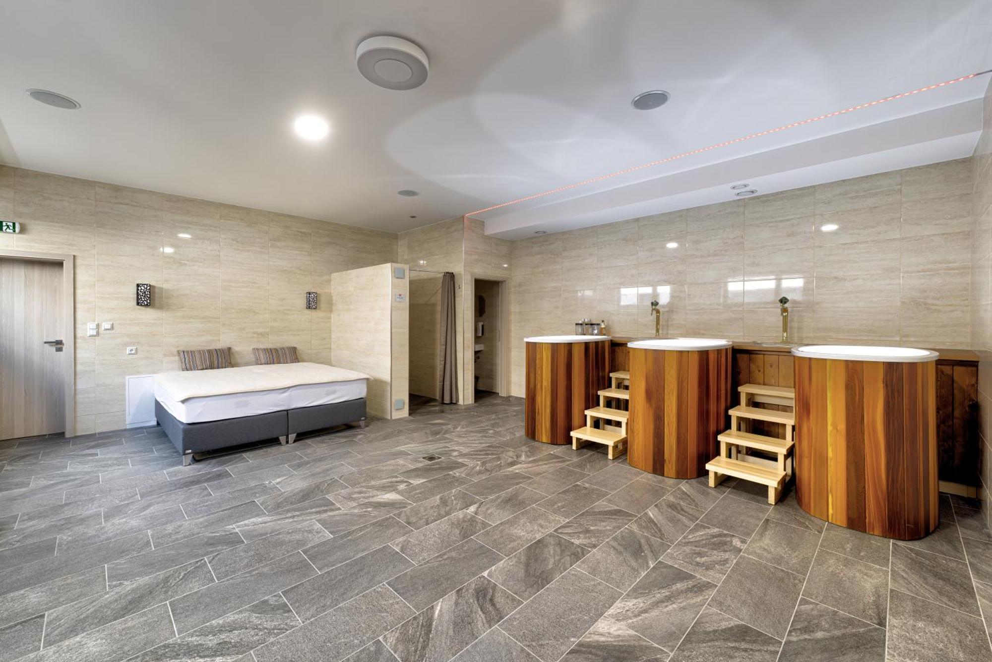 Typton Hotel&Spa Medzilaborce Extérieur photo