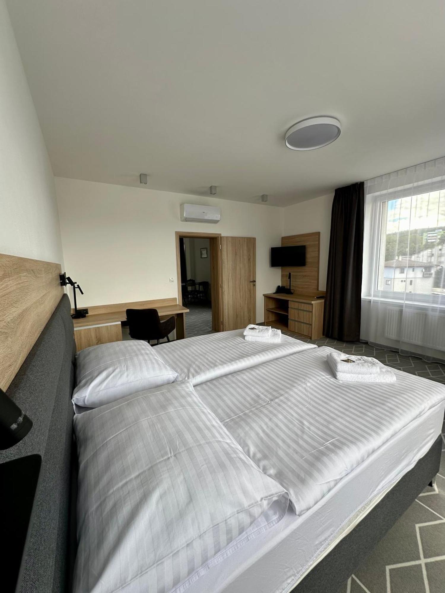 Typton Hotel&Spa Medzilaborce Extérieur photo